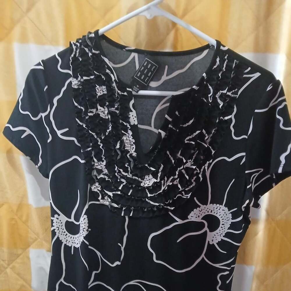 Due Per Due Black and White Floral Ruffle Top Medium